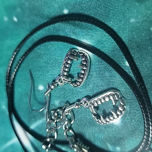 Vampire Teeth Jewelry Set - Picture 3 of 3